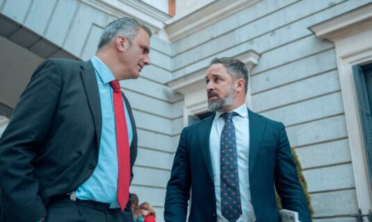 ortega smith dice que en cierta medida abascal no cumple los requisitos que deberia tener un politico