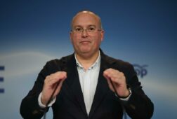 tellado carga contra vox por su no a guardiola ahora abascal ira a cyl a pedir el voto y bloquear tambien esta ccaa