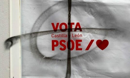 pintadas fascistas y destrozos en la caseta de campana del psoe en valladolid