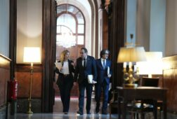 el parlament de cataluna estudia recurrir el fallo que le obliga a izar la bandera de espana permanentemente