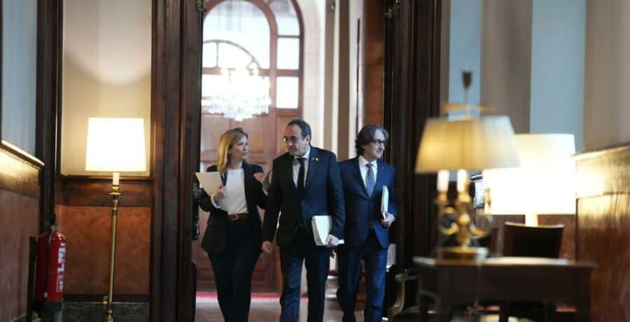 el parlament de cataluna estudia recurrir el fallo que le obliga a izar la bandera de espana permanentemente