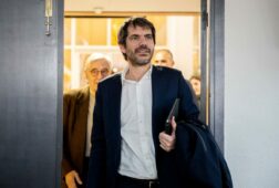 urtasun afirma que no liderara el nuevo sumar y pide evitar el juego de descartes y confirmaciones sobre el candidato