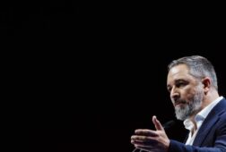 abascal dice que sanchez representa todo lo malo en europa y es la mayor amenaza para su seguridad y prosperidad