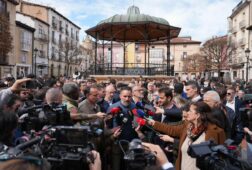 abascal defiende que un pacto puntual en extremadura se ha producido porque no estaba genova poniendo zancadillas