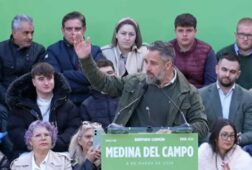 abascal afea a sanchez el uso de la bandera de espana la misma que cubria a las victimas de eta y bildu