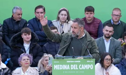 abascal afea a sanchez el uso de la bandera de espana la misma que cubria a las victimas de eta y bildu