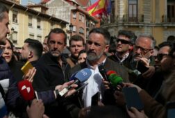 abascal condiciona los pactos en extremadura y aragon a un cambio de rumbo radical que ofrezca garantias a vox