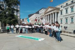 los docentes de asturiano y eonaviego se encadenan en madrid para pedir la especialidad al ministerio de educacion