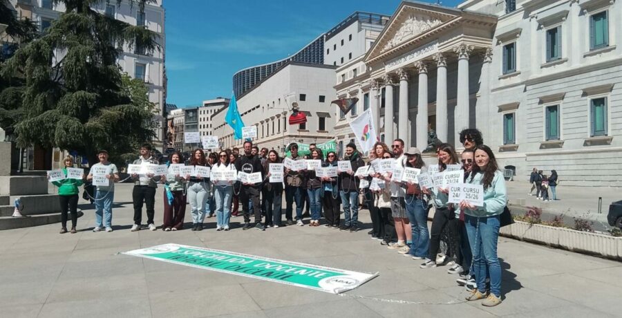 los docentes de asturiano y eonaviego se encadenan en madrid para pedir la especialidad al ministerio de educacion