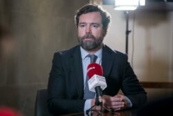 vox abre expediente a espinosa tras las criticas y tensiones con el partido