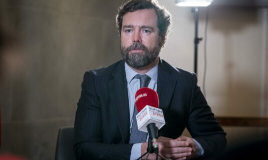 vox abre expediente a espinosa tras las criticas y tensiones con el partido