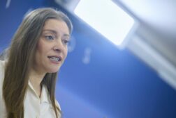 pp dice que sanchez pone en riesgo a espana con su numerito con trump para ser rebelde hay que poder permitirselo