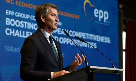 feijoo acusa a sanchez de hacer negocios con maduro hay que saber cuales son los intereses de pdvsa con el gobierno