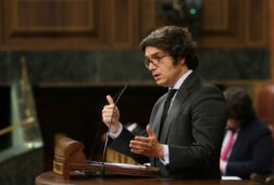 vox insiste en culpar al pp de la guerra sucia de los criticos y cree que buscan sabotear los pactos en ccaa