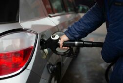 el ipc se dispara al 33 en marzo por los carburantes pero la inflacion subyacente aguanta en el 27