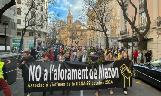 una manifestacion exige que mazon no quede impune por la dana estamos aqui para que no se le aplique el aforamiento