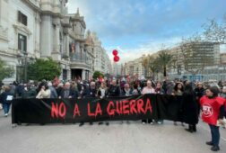 una manifestacion en valencia pide el no a la guerra en oriente medio no parimos a hijos para que mueran en guerras