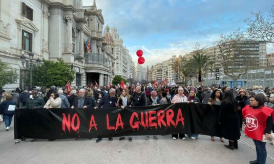 una manifestacion en valencia pide el no a la guerra en oriente medio no parimos a hijos para que mueran en guerras
