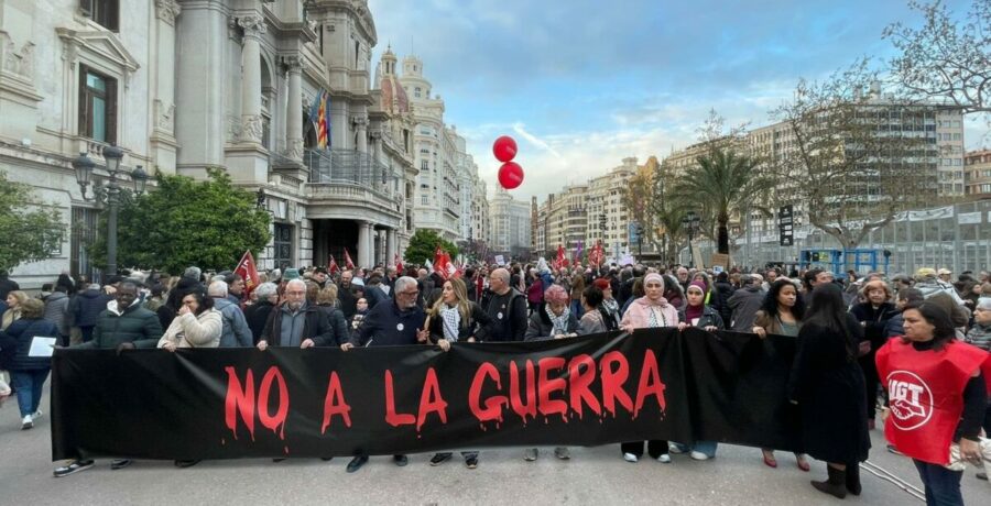 una manifestacion en valencia pide el no a la guerra en oriente medio no parimos a hijos para que mueran en guerras