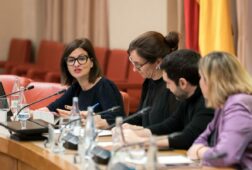 sumar condena los ataques contra el regimen de iran y pide respeto al derecho internacional