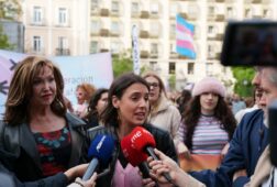 irene montero llama a responder a la transfobia con mas visibilidad y orgullo en el dia de la visibilidad trans