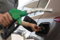 entran en vigor las medidas anticrisis del gobierno rebaja del iva ayudas y congelacion de alquileres