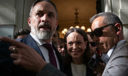 abascal replica a ayuso que prioridad nacional no es exclusividad y la reta a que lo recurra ante la justicia