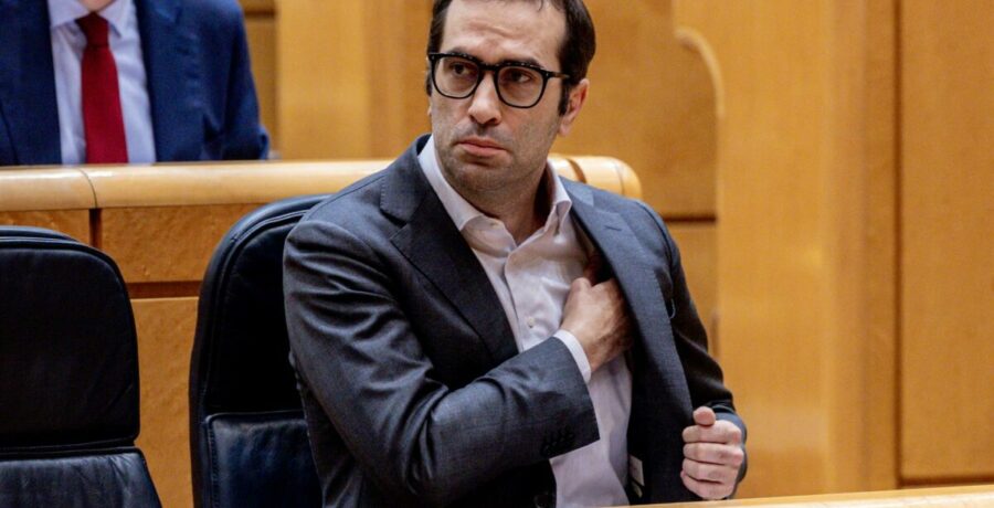 carlos cuerpo se estrenara manana en el control del senado como vicepresidente con un cara a cara con el pp