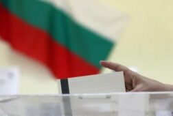 los bulgaros comienzan a votar en las octavas elecciones legislativas desde 2021