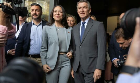 feijoo respalda a corina machado el sitio de espana es con la libertad y no con la dictadura escondida en barajas