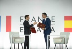 el gobierno vuelve a enviar a las cortes el tratado de amistad con francia que ya tumbo en congreso