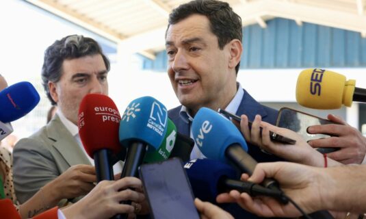 moreno promete acceso a la vivienda a 200 000 personas en andalucia con mas de 20 000 viviendas asequibles