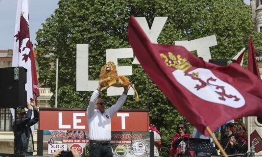 cientos de leoneses reivindican en el dia de la comunidad la autonomia para no convertirse en tierra de sacrificio