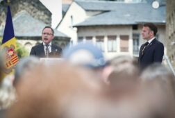 macron advierte a andorra de que si dice no a europa la puerta no se reabrira