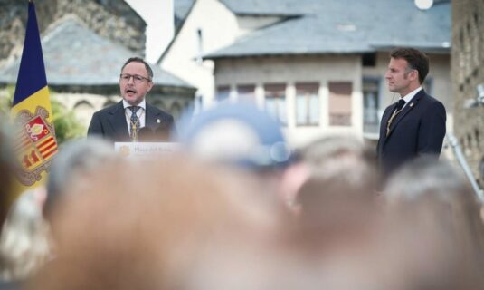 macron advierte a andorra de que si dice no a europa la puerta no se reabrira