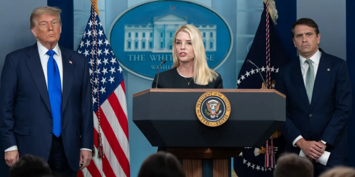 Trump destituye a la fiscal general de EEUU, Pam Bondi - Electomanía