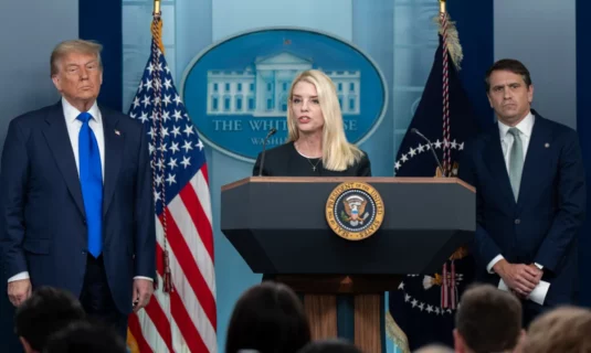 trump destituye a la fiscal general de eeuu pam bondi