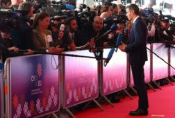 sanchez acusa al pp de amparar a rajoy y no asumir responsabilidades por el caso kitchen