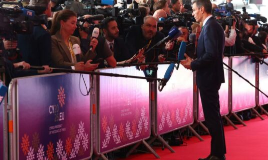 sanchez acusa al pp de amparar a rajoy y no asumir responsabilidades por el caso kitchen