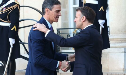 sanchez participara en una reunion convocada por macron para coordinar la prohibicion de las redes sociales a menores