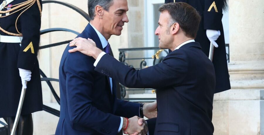 sanchez participara en una reunion convocada por macron para coordinar la prohibicion de las redes sociales a menores