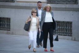 saenz de santamaria dice desconocer si el cni investigo a barcenas y niega haber hablado de kitchen con rajoy