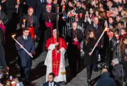 el papa leon xiv clama contra la guerra y el abuso de poder en su primer via crucis