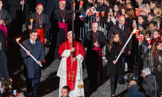 el papa leon xiv clama contra la guerra y el abuso de poder en su primer via crucis
