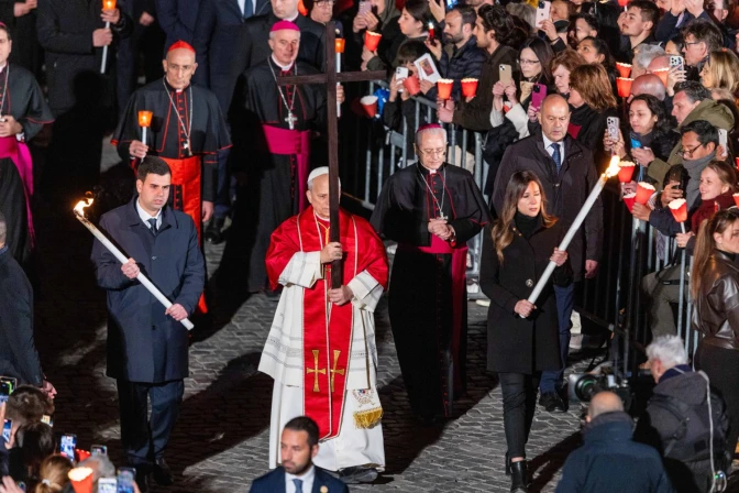 el papa leon xiv clama contra la guerra y el abuso de poder en su primer via crucis