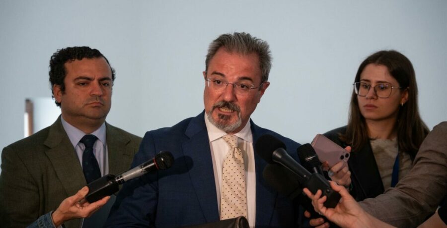 vox avanza que entrara en cuatro gobiernos autonomicos y bolanos le insta a difundir sus pactos antes de las andaluzas