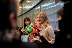 yolanda diaz llama a feijoo vasallo de vox y ve una verguenza sus palabras sobre inmigrantes le pido cordura