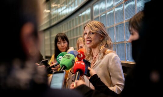 yolanda diaz llama a feijoo vasallo de vox y ve una verguenza sus palabras sobre inmigrantes le pido cordura