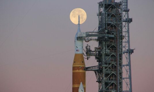 los astronautas de la mision artemis ii reciben una ultima sesion informativa y se colocan sus trajes espaciales