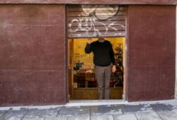 el gobierno sube un 42 la base minima a autonomos societarios y colaboradores y eleva sus cuotas